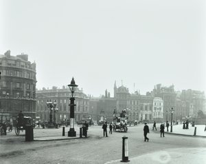 Trafalgar Square, Westminster LB: Trafalgar Square itään kohti Charing Crossia, 1896 tekijältä English Photographer