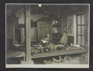 Kaksi lasta syömässä talon sisällä, valokuva-albumi Koreasta tekijältä English Photographer