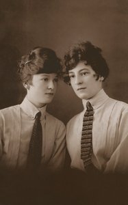 Kaksi nuorta edvardiaanista naista solmioissaan (s/w-kuva) tekijältä English Photographer