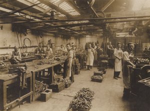 Tunnistamaton englantilainen konepaja, 1900-luvun alku (s/w-kuva) tekijältä English Photographer