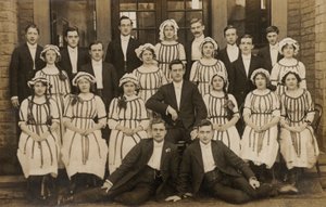 Epätavallinen ryhmä nuoria miehiä ja naisia, 1900-luvun alku (s/w valokuva) tekijältä English Photographer