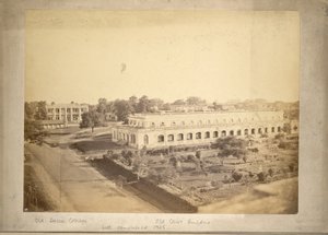 Näkymä Old Dhaka Collegesta ja vanhasta oikeusrakennuksesta, n. 1875 (m/v kuva) tekijältä English Photographer