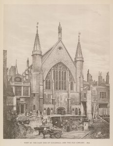 Näkymä Guildhallin itäpäästä Lontoossa ja vanhasta kirjastosta, 1870 tekijältä English Photographer