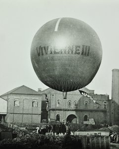 Vivienne III -ilmapallo Wandsworth Gas Companyn edessä, 1898 tekijältä English Photographer