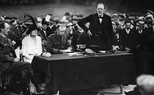 Winston Churchill puheessaan Enfieldissä, Englannissa. tekijältä English Photographer