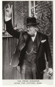 Winston Churchill tekemässä Victory-kylttiä Downing Street 10:n ulkopuolella, 5. kesäkuuta tekijältä English Photographer