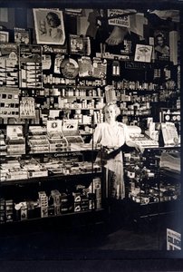 Nainen kauppias tupakkakaupassa (m/w kuva) tekijältä English Photographer