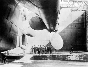 Työläisiä seisomassa yhden Titanicin potkureista 31. toukokuuta 1911. tekijältä English Photographer