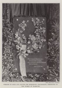 Seppele kultaa ja hopeaa Bismarcksin mausoleumille, esittäjä Women of Hamburg tekijältä English Photographer