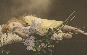 Nuori tyttö ja kukkia tekijältä English Photographer