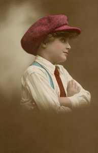 Nuori tyttö lippalakki päässä (värillinen kuva) tekijältä English Photographer