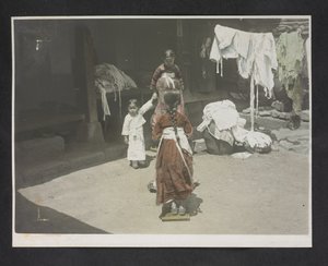 Nuoret tytöt, valokuva-albumi Koreasta tekijältä English Photographer