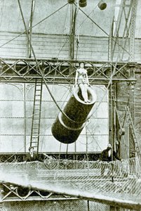Zazel, jolle vuonna 1877 maksettiin 100 puntaa viikossa ampumisesta tykistä tekijältä English Photographer