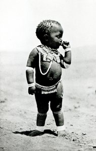 Zulu tyttö imee ensimmäinen sormi tekijältä English Photographer