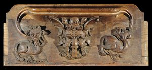 Kurjuus, joka kuvaa kolmea ihmisen kasvoja, joita reunustavat hirviöt, New College Chapel, Oxford, 1300-luvun loppu (puu)