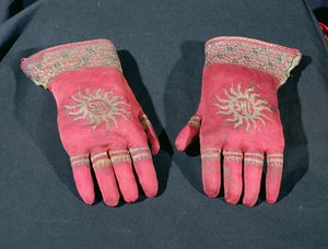 Pari neulottuja silkkikäsineitä, jotka mahdollisesti kuuluivat arkkipiispa William Warhamille, 1400-luvun lopulla tai 1500-luvun alussa (neulottua silkkiä ja kultalankaa) tekijältä English School