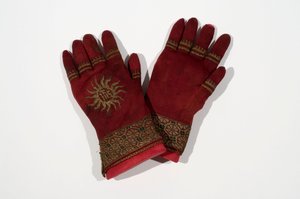 Pari neulottuja silkkikäsineitä, jotka mahdollisesti kuuluivat arkkipiispa William Warhamille, 1400-luvun lopulla tai 1500-luvun alussa (neulottua silkkiä ja kultalankaa) tekijältä English School