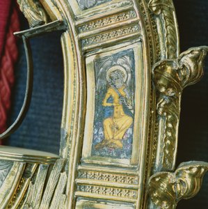Enkeli soittaa huilua, yksityiskohta William of Wykehamin (n. 1320-1404) crozierista (hopeakullattu ja champleve emali) (katso 205100-32)