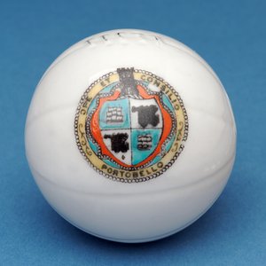 Armorial matkamuisto miniatyyri jalkapallo, jossa koristeellinen siirto Portobello kilpi (keraaminen) tekijältä English School