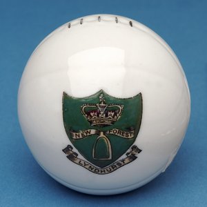 Aseellinen matkamuisto minijalkapallo, jossa Lyndhurst, New Forest Crest (keraaminen) tekijältä English School