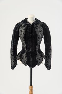 Musta samettitakki brodeerattu mustalla silkillä ja metallihelmillä, 1890-luvun loppu (sametti) tekijältä English School
