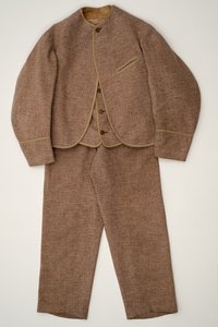 Poikien puku, n. 1880 (kudottu villa) tekijältä English School
