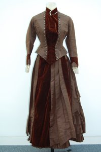 Ruskea mekko (hame ja pieni takki), n. 1875 (silkkisatiini) (katso myös 3700631) tekijältä English School