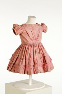 Lasten mekko, jossa puhvihihat ja röyhelöhame, painettu vaaleanpunaisella spottikuviolla, n.1850 (puuvilla) tekijältä English School