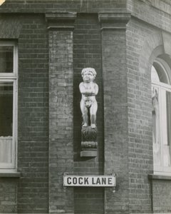 Cock Lane ja lihava poika tai Golden Boy -patsas; valokuva tekijältä English School