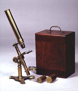 Yhdistelmämonokulaarinen mikroskooppi, valmistaja Amadio Optician, Lontoo, n. 1860 (messinki ja sellakka)
