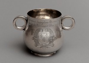 Kuppi isolla vatsalla ja paksulla valetulla pohjalla ja häränsilmäkahvalla, 1675 (hopea) tekijältä English School