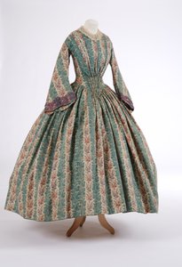 Päivämekko, 1840-luku (painettu villakangas) tekijältä English School