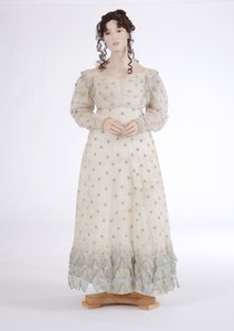 Päivämekko, n. 1815 (puuvillamusliini brodeerattu sinisellä villalla) tekijältä English School