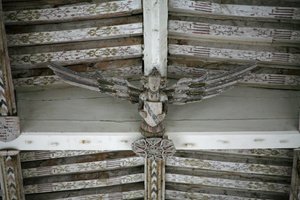 Kuvaa näkymää yhdestä kaiverretusta puisesta enkelistä navessa