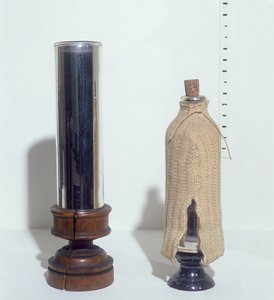 Dewar termospullot, 1800-luvun loppu tekijältä English School