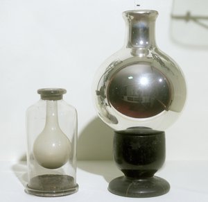 Dewar termospullot, 1800-luvun loppu tekijältä English School
