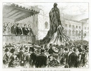 Disraeli paljastaa edesmenneen Lord Derbyn patsaan Parliament Squarella Westminsterissä tekijältä English School