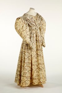 Mekko, jossa on painettu kukka- ja oksakuvio kermanväriselle kankaalle, jossa on ruudukkokuvio, n. 1830-35 (puuvilla) tekijältä English School