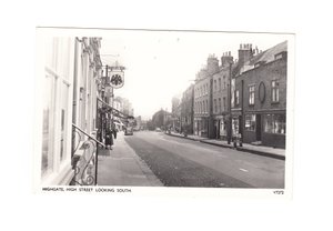 Edvardin aikainen postikortti Highgate High Streetistä etelään päin, noin 1910 (yksivärinen). tekijältä English School