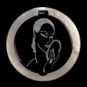 Elegance Powder Compact, 1920-30 (käsin kaiverrettu bakeliitti) tekijältä English School