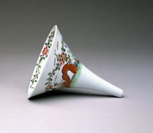 Famille Rose -viinisuppilo, Worcester-posliini, 1753-55 (emaloitu posliini)