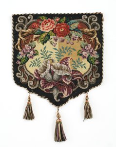 Palosuojapaneeli, n. 1850 (Berliinin villakankainen paneeli helmityöllä ja silkkitaustalla) tekijältä English School