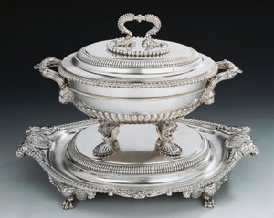 George III -tyylinen hopeatieteeni tarjottimella tekijältä English School