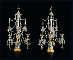 George III kynttelikkö, n. 1790 (hiottu lasi-, ormolu- ja wedgwood-jaspisesine)