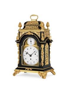 George III ormolu-asennettu ebonoitu iskevä ja musikaalinen kahdeksan päivän pienikokoinen pöytäkello, n. 1765 (ormolu & ebonised puukotelo) tekijältä English School