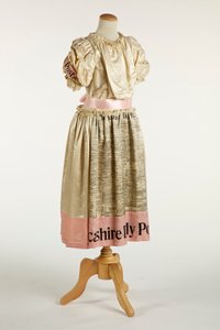 Tyttöjen naamiaismekko, 1897 (silkki, puuvilla & satiini) tekijältä English School