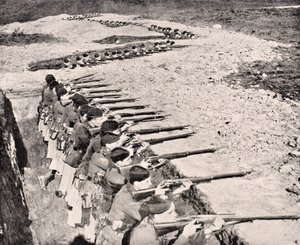 Glasgow Highlanders in trenches, 1915, Lontoossa 1916 julkaistusta The War Illustrated Album deLuxe -albumista tekijältä English School