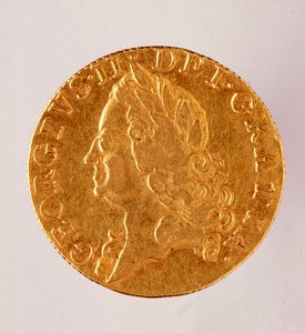 Kultainen englanti Guinea (guinee), kuningas Yrjö II:n hallituskausi (1714-1760) 18. vuosisata. Halkaisija 2,5 cm Napoli, Museo Archeologico. tekijältä English School