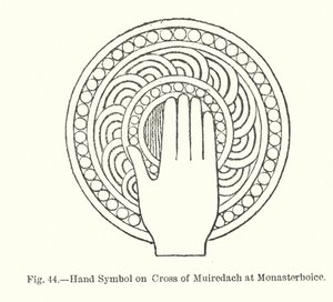 Käsisymboli Muiredachin ristillä Monasterboicessa (kaiverrus) tekijältä English School