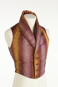 Korkeakaulus liivi, jossa kudotut pystyraidat haalistuvissa väreissä purppura, pronssi ja keltainen, n.1840 (silkki) tekijältä English School